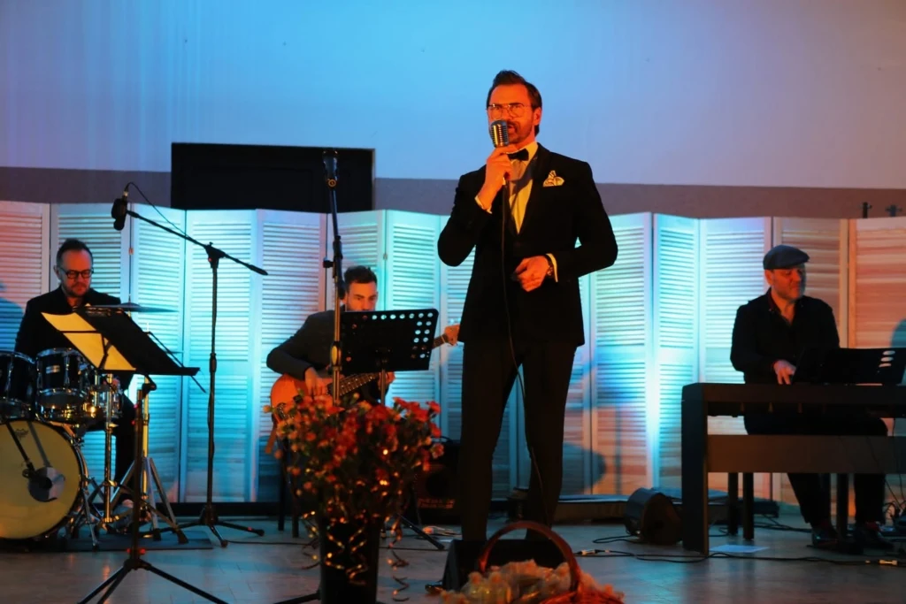 Wokalista na scenie podczas koncertu z okazji Dnia Kobiet w Brańszczyku