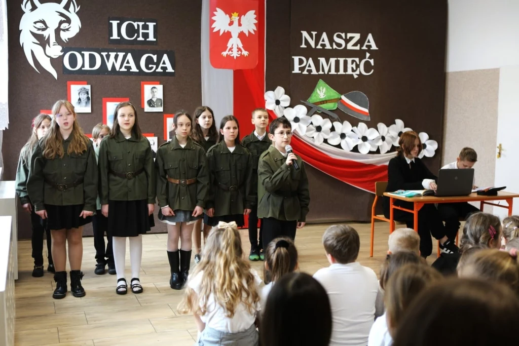 Uczniowie występują podczas obchodów Dnia Pamięci Żołnierzy Wyklętych w Trzciance