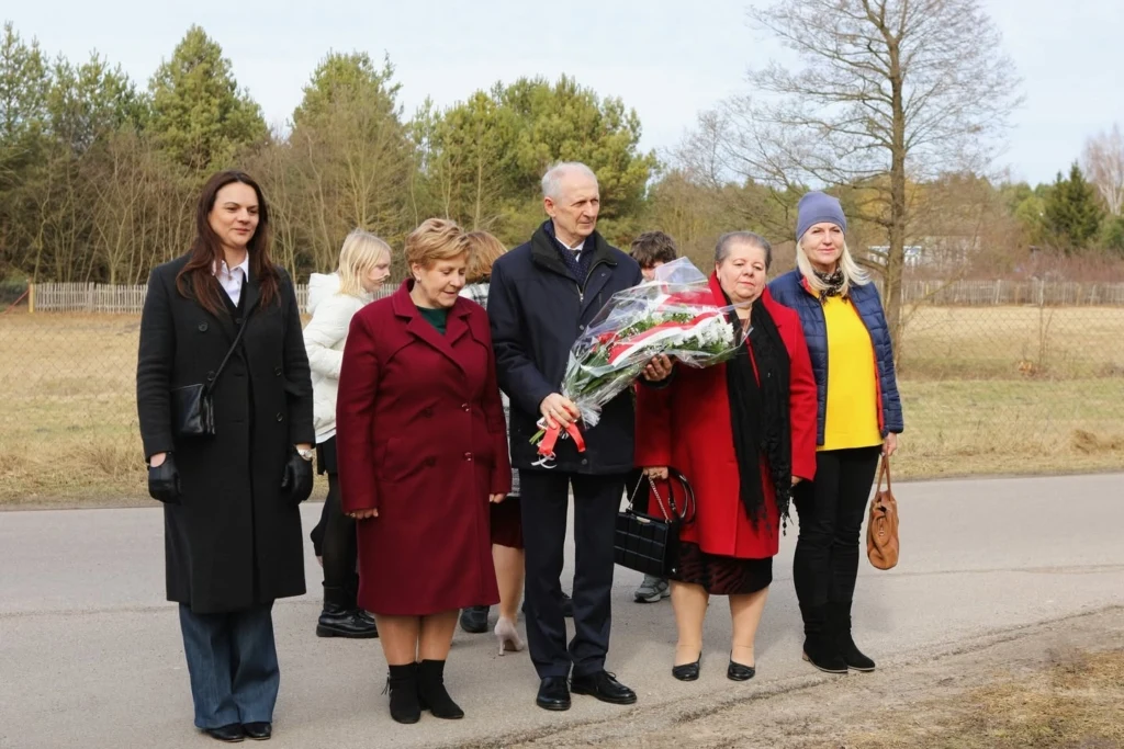 Delegacja z kwiatami podczas uroczystości upamiętniającej Żołnierzy Wyklętych