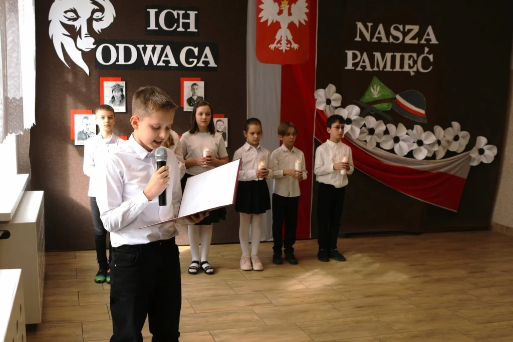 Dzieci recytują podczas akademii w szkole w Trzciance