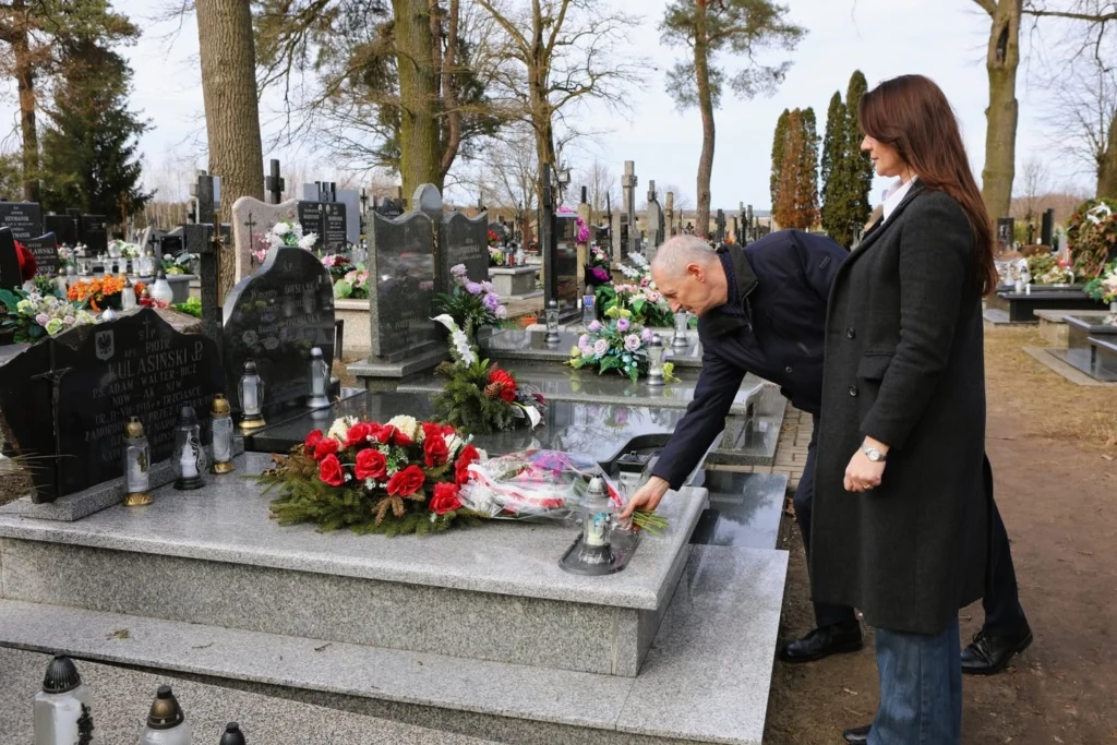 Złożenie kwiatów przy miejscu pamięci podczas gminnych obchodów