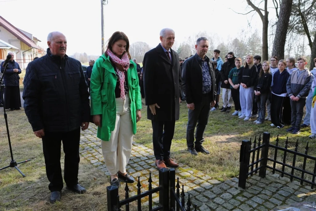 Uczestnicy uroczystości przy miejscu pamięci w Porębie-Kocębach