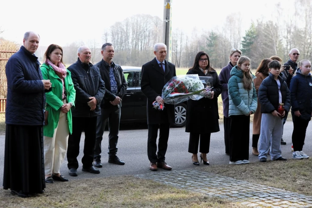 Delegacja z kwiatami podczas uroczystości 24 marca