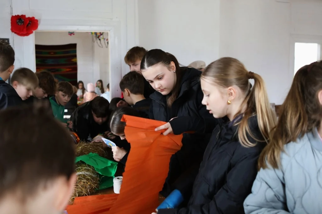 Dzieci przygotowują Marzannę podczas warsztatów