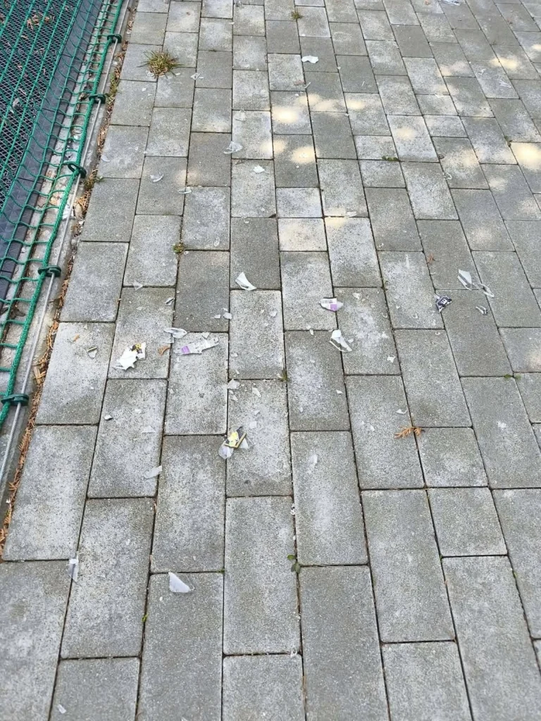 Zabrudzony chodnik przy boisku