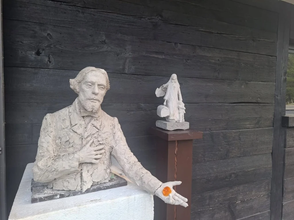 Rzeźba prezentowana na wystawie Czas i Miejsce
