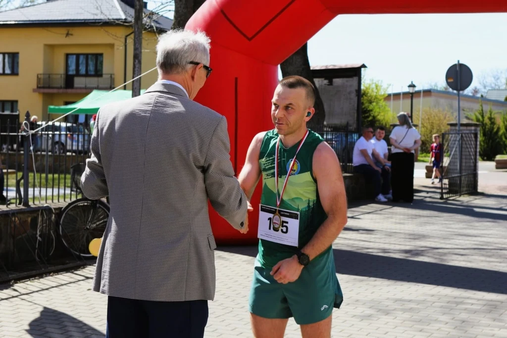 Wręczenie medalu uczestnikowi XIII Biegu Konstytucji 3 Maja