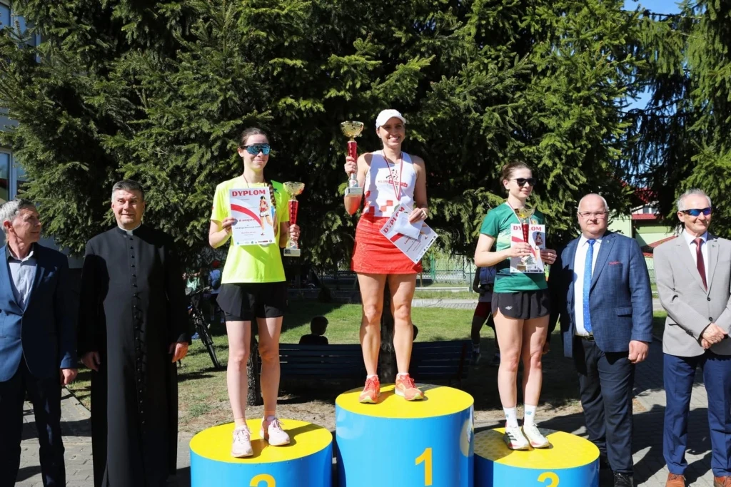 Zwycięzcy biegu na podium
