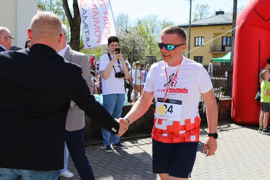 Wręczenie medalu zawodnikowi po ukończeniu biegu