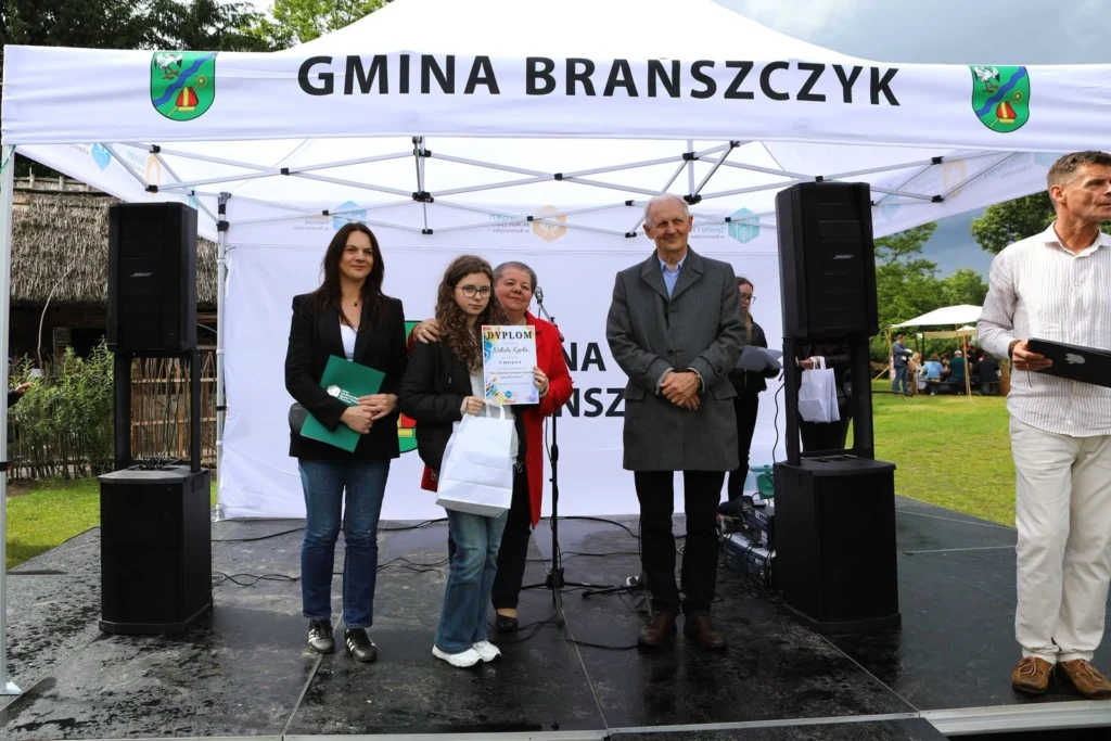 Prowadzący wydarzenie pod namiotem Gminy Brańszczyk