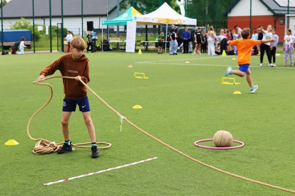 Dzieci podczas zabaw sportowych na boisku