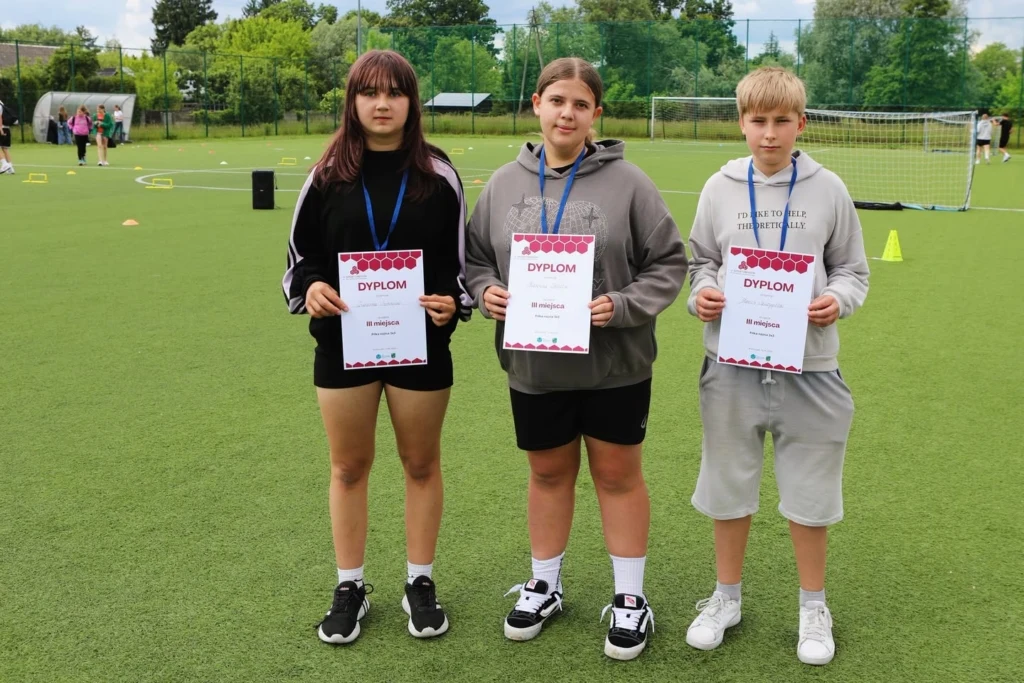 Młodzi uczestnicy Sportowiady z dyplomami