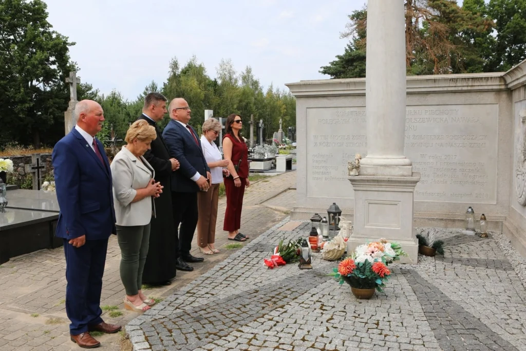 Złożenie kwiatów przy pomniku