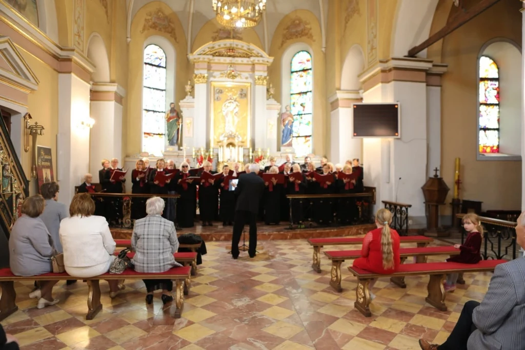 Chór i uczestnicy uroczystości w kościele w Porębie