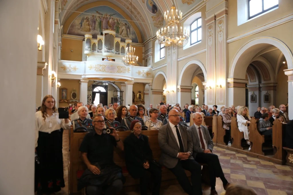 Uczestnicy mszy upamiętniającej majora Hubala