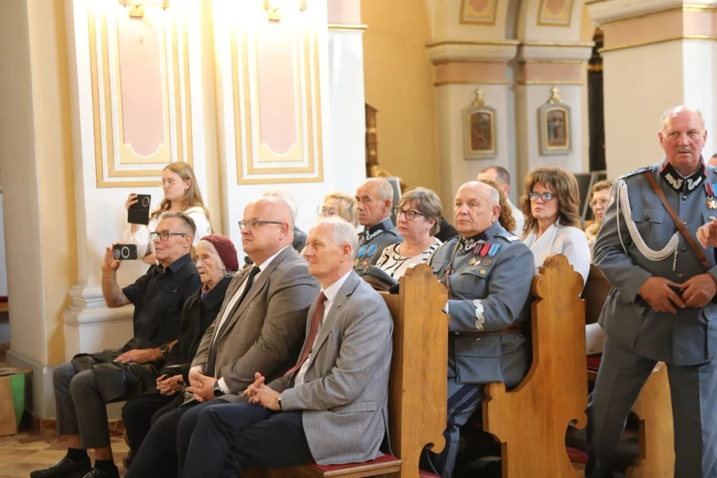 Uczestnicy uroczystości w ławkach kościoła