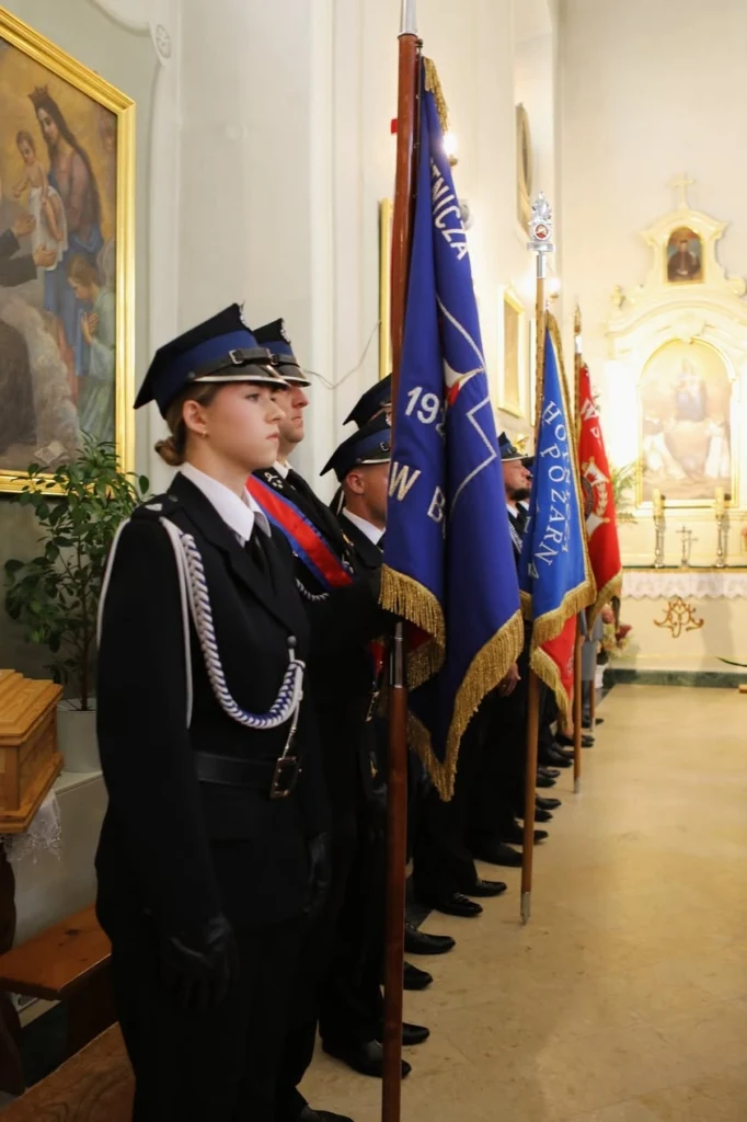 Poczet sztandarowy podczas mszy