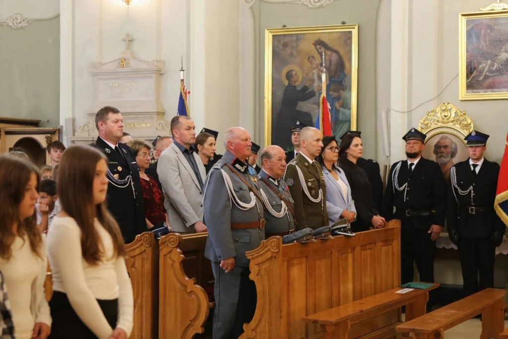 Uczestnicy uroczystości w kościele