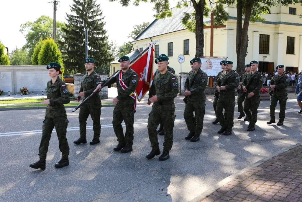 Poczty sztandarowe podczas obchodów w Brańszczyku