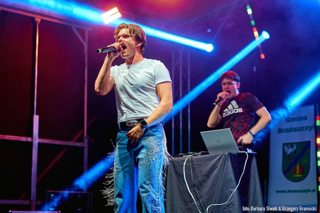 Koncert na scenie podczas gminnych dożynek