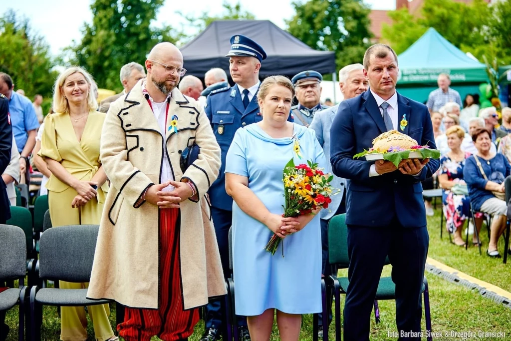 Uczestnicy uroczystości dożynkowej z wieńcem