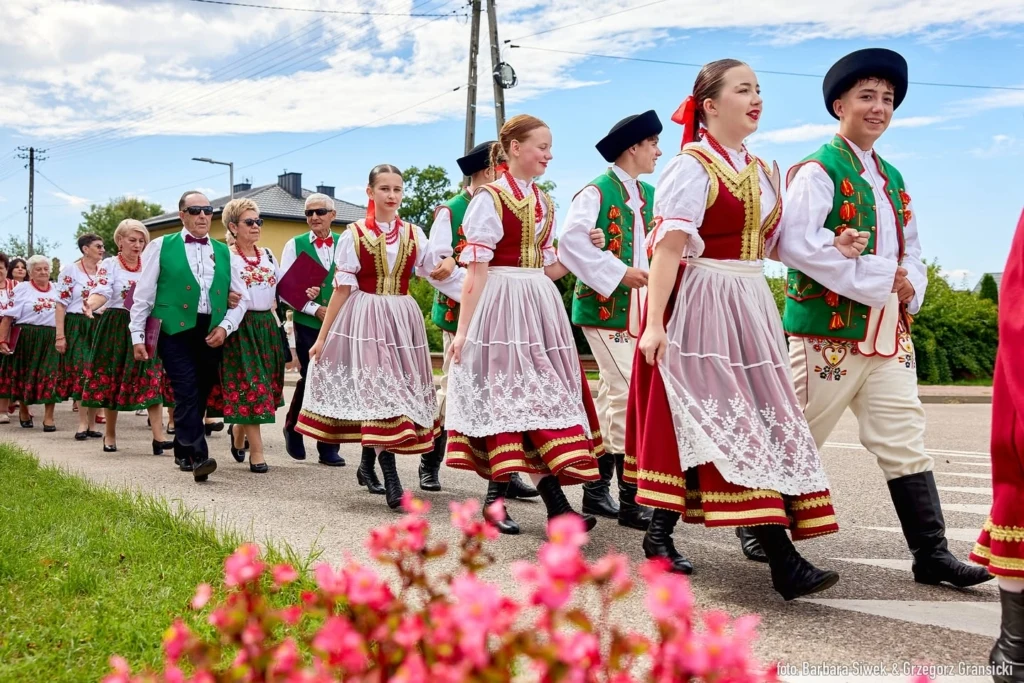 Zespół w strojach ludowych podczas korowodu