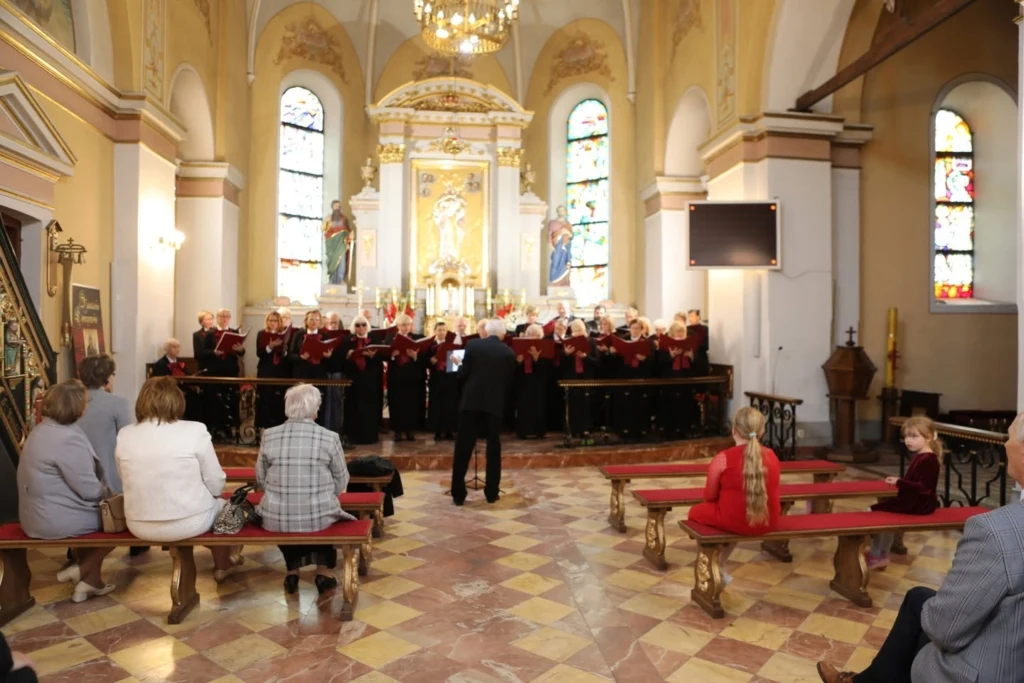 Chór podczas uroczystości poświęconej majorowi Hubalowi