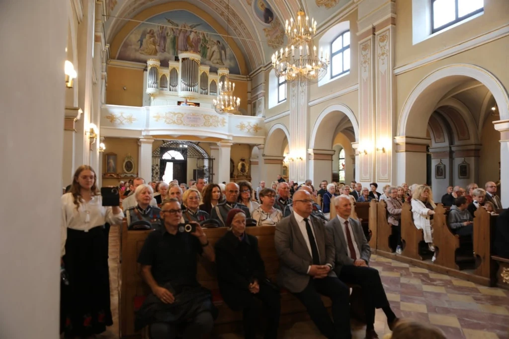 Uczestnicy nabożeństwa w Porębie