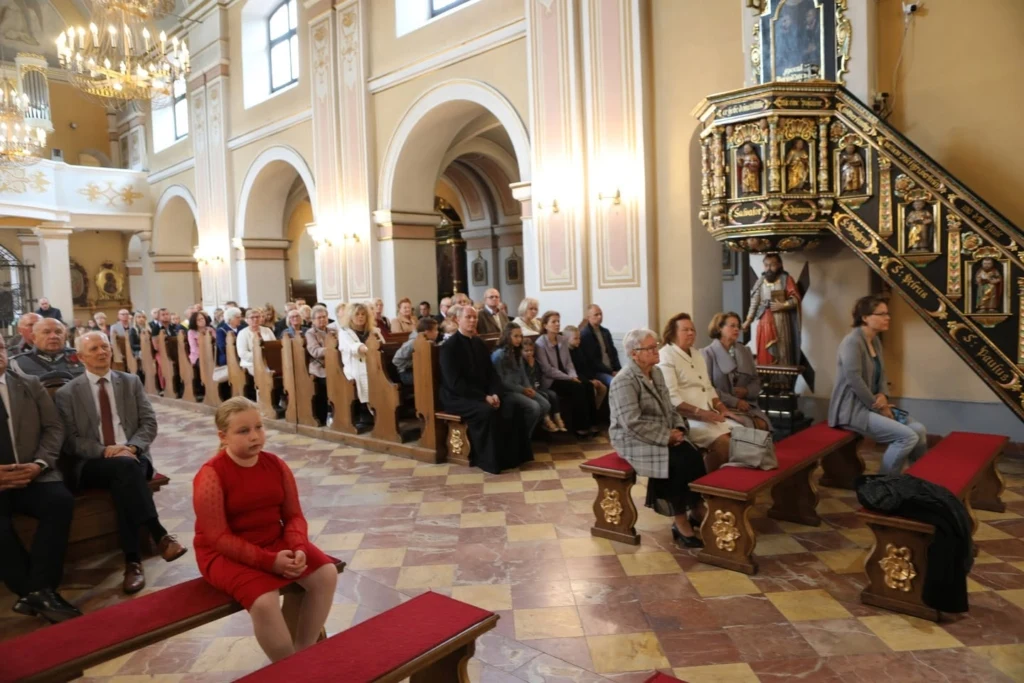 Wnętrze kościoła podczas uroczystości patriotycznej