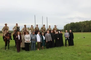 Wspólne zdjęcie uczestników uroczystości i kawalerzystów