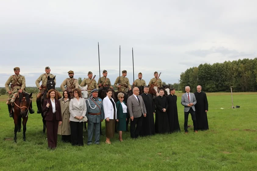 Wspólne zdjęcie uczestników uroczystości i kawalerzystów